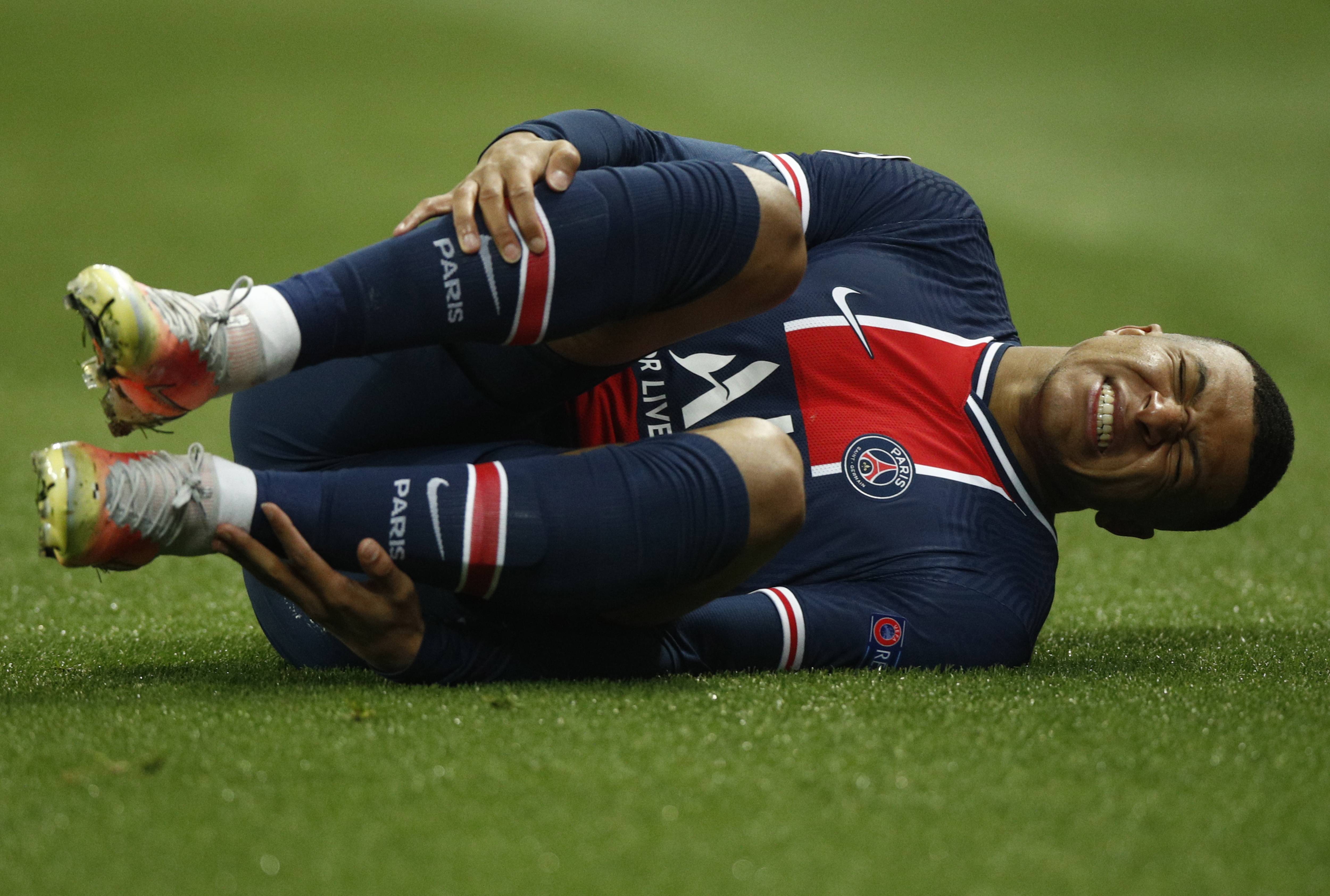 足球明星选手受伤退赛,引发热议 足球明星选手受伤退赛,引发热议