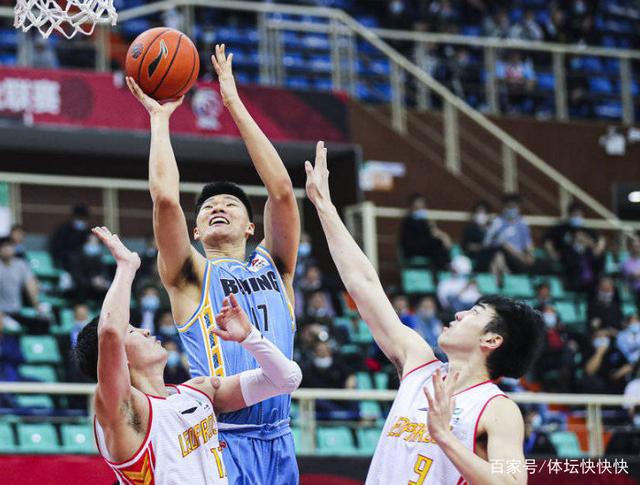 江苏队轻取上海队,布克统治全场 江苏队轻取上海队,布克统治全场